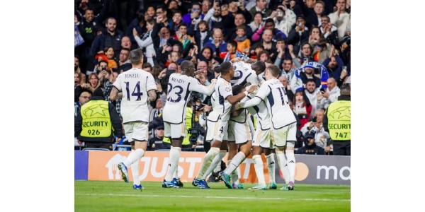 Les joueurs du Real Madrid ont uni leur moral et la victoire et la gloire ont attiré les acclamations des supporters.